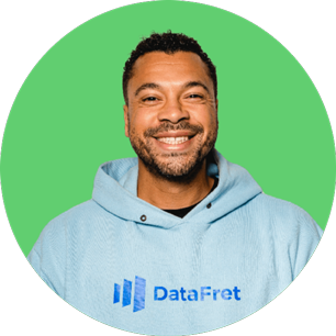 Xavier DIKOR MBOUMA souriant sur un fond arrondi et vert "transparent".